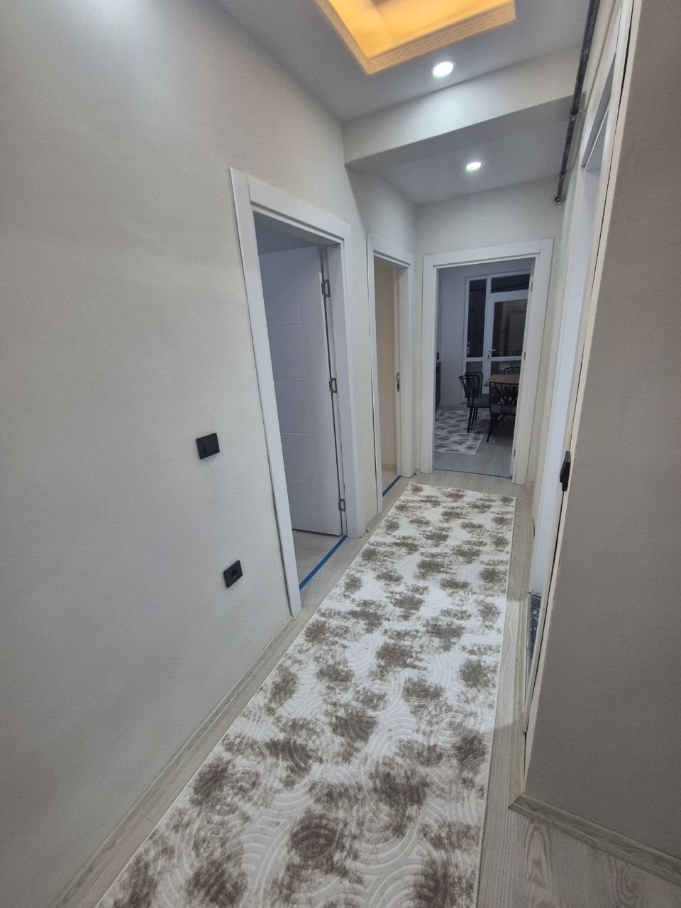 CUMHURİYET CADDESİNDE YAKIN 1+1 SIFIR ESYALI YOLA CEPHELI DAİRE